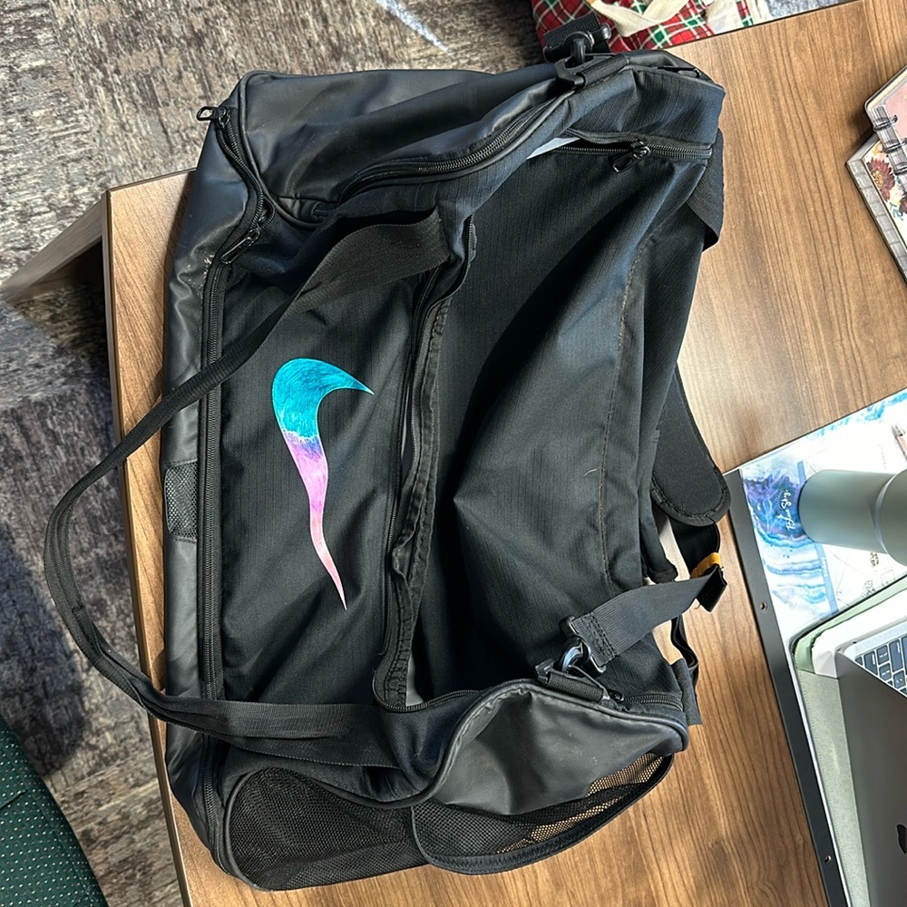 Large Nike Gym bag with shoe pocket! (Can fit up to 3 pairs of athletic shoes)